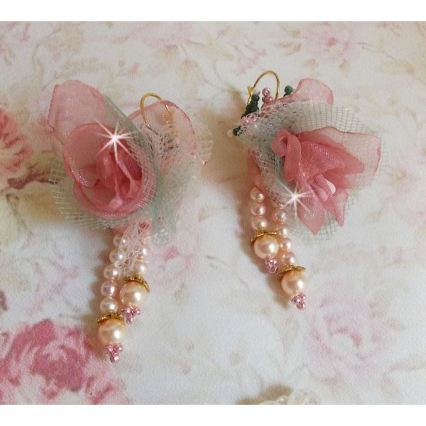 BO Douceur Poudr&eacute;e creata con nastro di organza, tulle, cristalli Swarovski, perle di vetro e rocailles di Boemia.