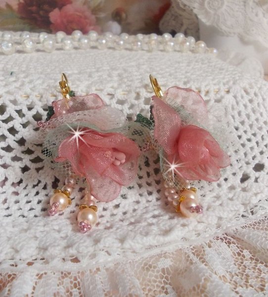 BO Douceur Poudr&eacute;e creata con nastro di organza, tulle, cristalli Swarovski, perle di vetro e rocailles di Boemia.