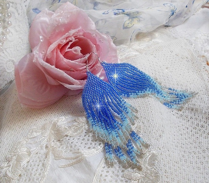 BO Soft Blue Dreams creato con perline di qualit&agrave; nei colori blu zaffiro, blu cielo e argento con ganci in argento 925/1000.