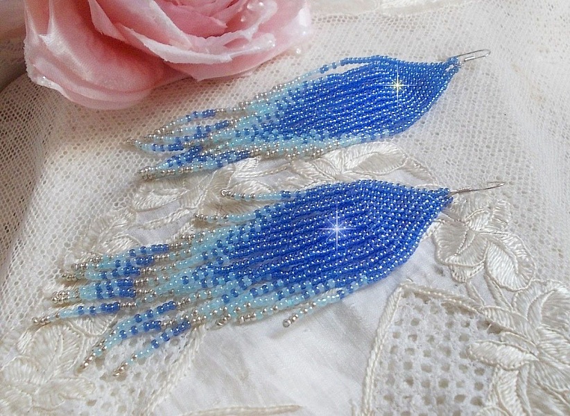 BO Soft Blue Dreams creato con perline di qualit&agrave; nei colori blu zaffiro, blu cielo e argento con ganci in argento 925/1000.