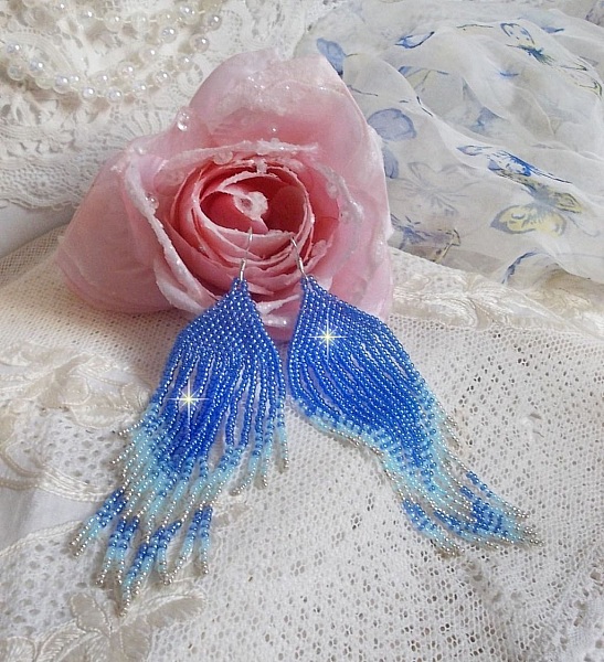 BO Soft Blue Dreams creato con perline di qualit&agrave; nei colori blu zaffiro, blu cielo e argento con ganci in argento 925/1000.