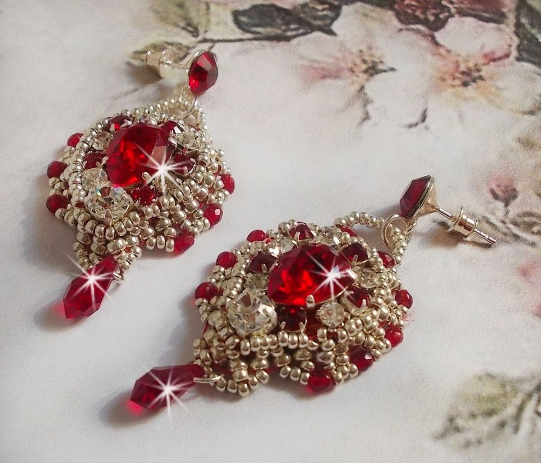 BO Drigon Red ricamato con cabochon di cristallo Swarovski Siam, castoni, perline d'argento e orecchini a farfalla in argento 925/1000