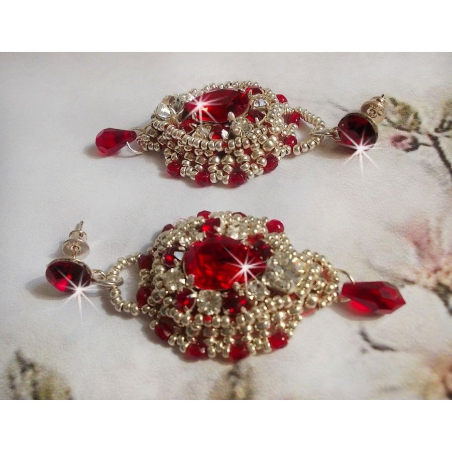 BO Drigon Red ricamato con cabochon di cristallo Swarovski Siam, castoni, perline d'argento e orecchini a farfalla in argento 925/1000