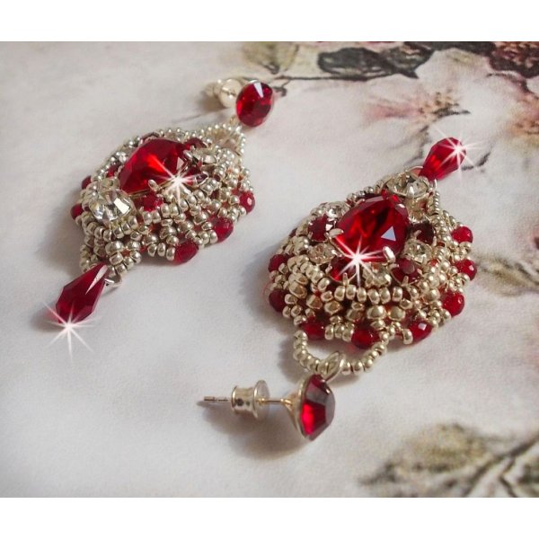 BO Drigon Red ricamato con cabochon di cristallo Swarovski Siam, castoni, perline d'argento e orecchini a farfalla in argento 925/1000