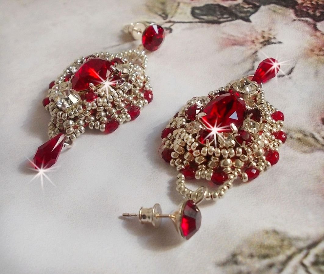 BO Drigon Red ricamato con cabochon di cristallo Swarovski Siam, castoni, perline d'argento e orecchini a farfalla in argento 925/1000