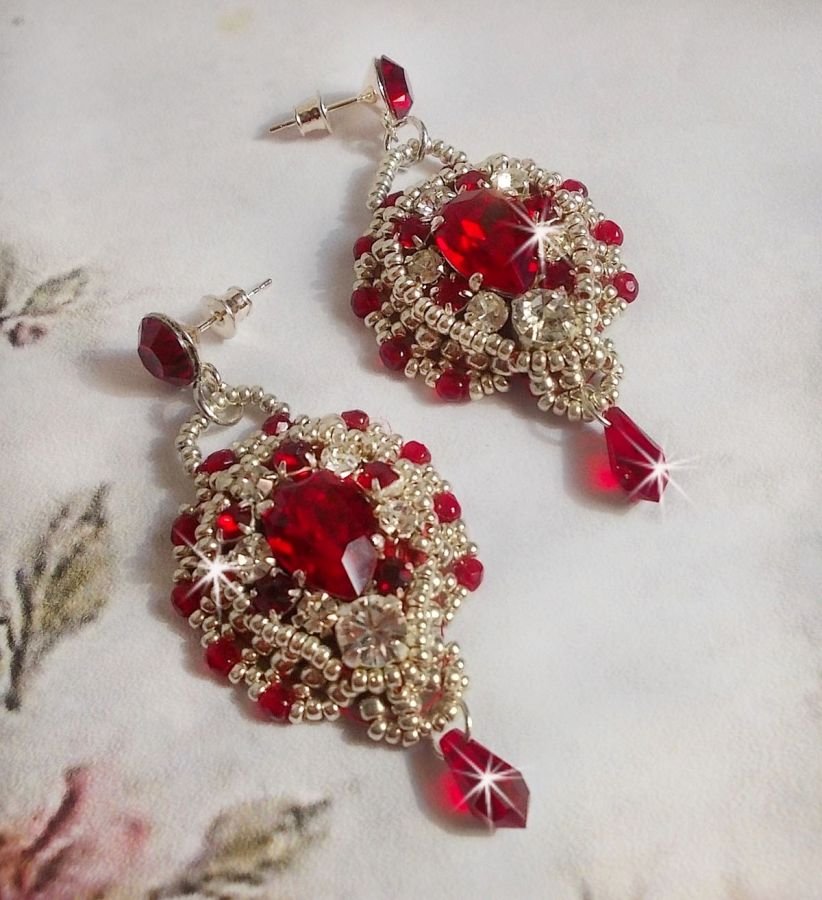 BO Drigon Red ricamato con cabochon di cristallo Swarovski Siam, castoni, perline d'argento e orecchini a farfalla in argento 925/1000