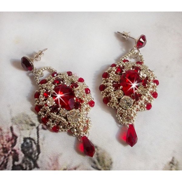 BO Drigon Red ricamato con cabochon di cristallo Swarovski Siam, castoni, perline d'argento e orecchini a farfalla in argento 925/1000