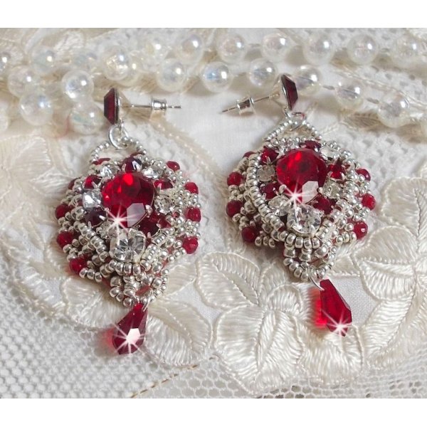 BO Drigon Red ricamato con cabochon di cristallo Swarovski Siam, castoni, perline d'argento e orecchini a farfalla in argento 925/1000