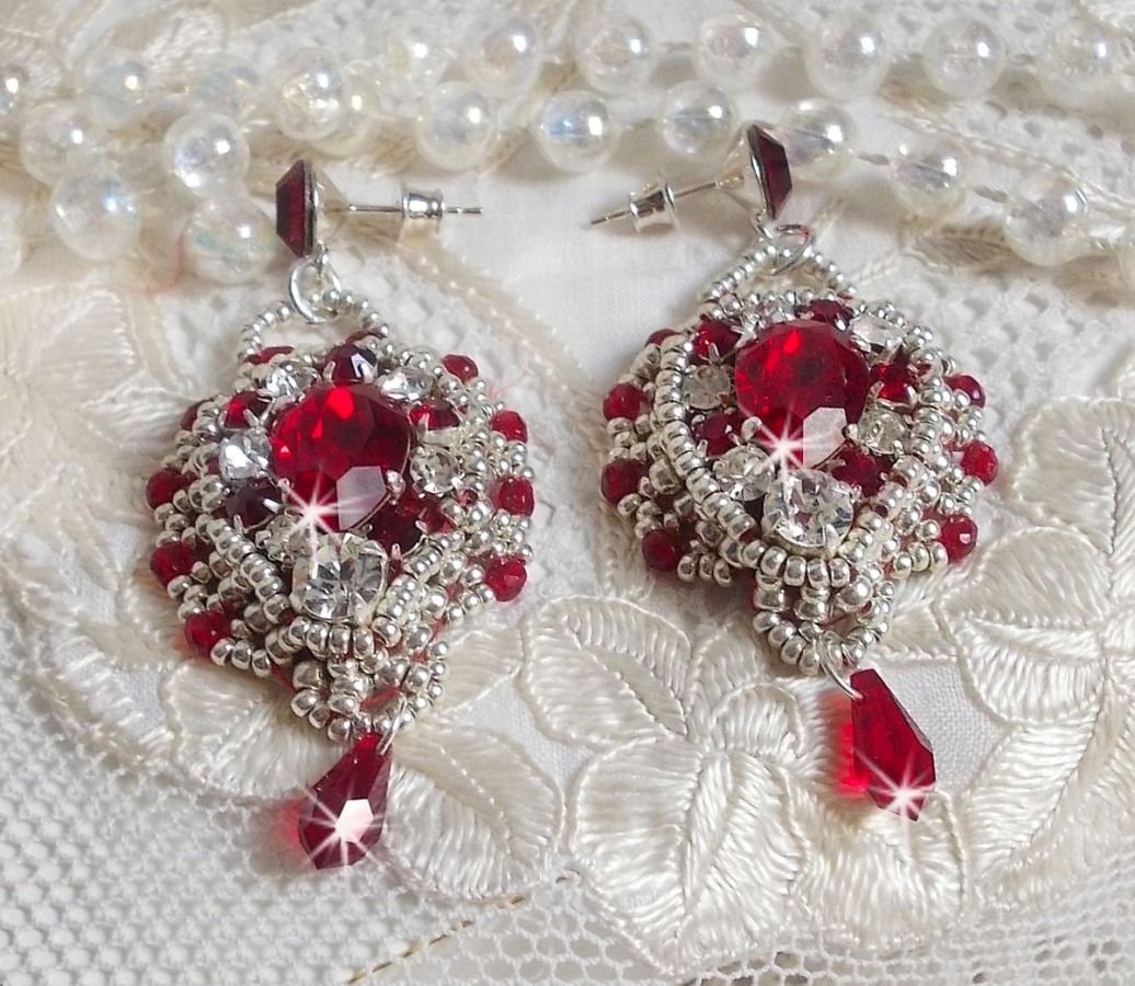 BO Drigon Red ricamato con cabochon di cristallo Swarovski Siam, castoni, perline d'argento e orecchini a farfalla in argento 925/1000