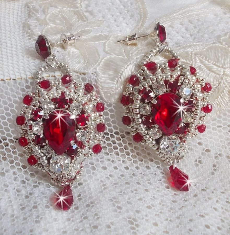 BO Drigon Red ricamato con cabochon di cristallo Swarovski Siam, castoni, perline d'argento e orecchini a farfalla in argento 925/1000