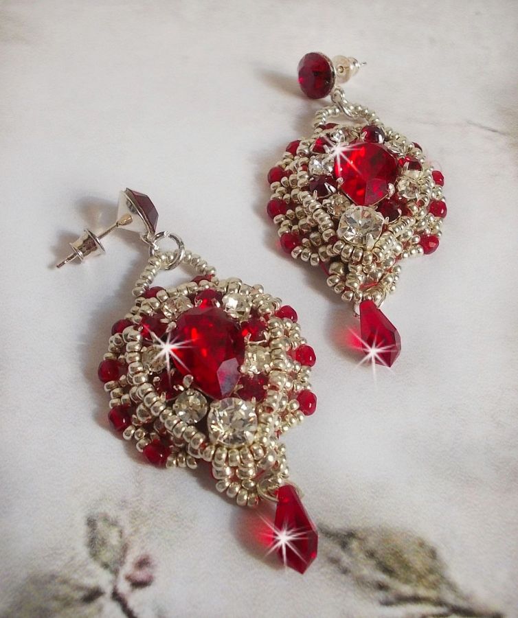 BO Drigon Red ricamato con cabochon di cristallo Swarovski Siam, castoni, perline d'argento e orecchini a farfalla in argento 925/1000