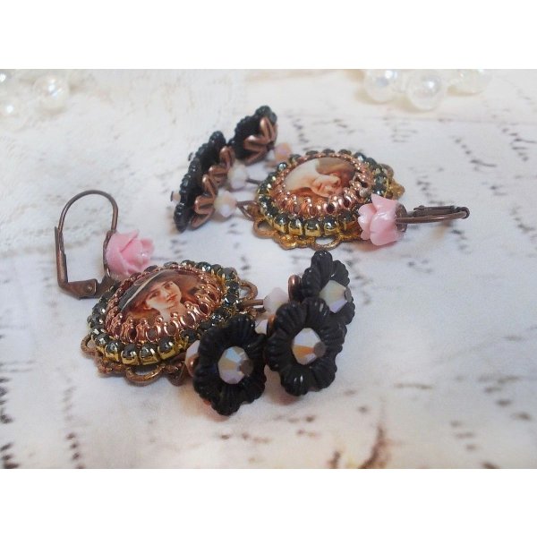 BO Elegante cappello nero creato con cabochon ingrandenti, perline di resina, cristalli, fiori smerigliati e vari accessori.