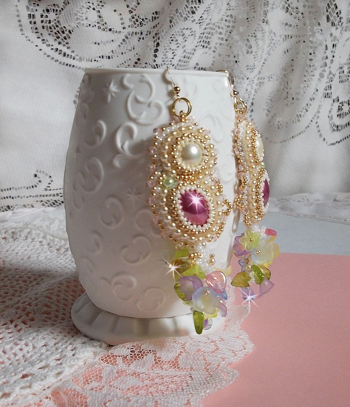 BO Envol&eacute;e Fleurie ricamato con fiori di lucite, cabochon di resina, perline tonde appiattite, perline e ganci per orecchie in oro 14 carati.
