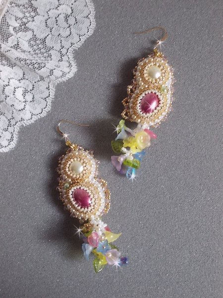 BO Envol&eacute;e Fleurie ricamato con fiori di lucite, cabochon di resina, perline tonde appiattite, perline e ganci per orecchie in oro 14 carati.