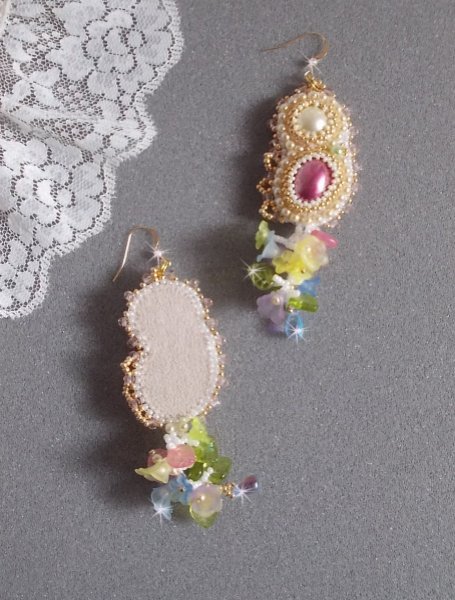 BO Envol&eacute;e Fleurie ricamato con fiori di lucite, cabochon di resina, perline tonde appiattite, perline e ganci per orecchie in oro 14 carati.