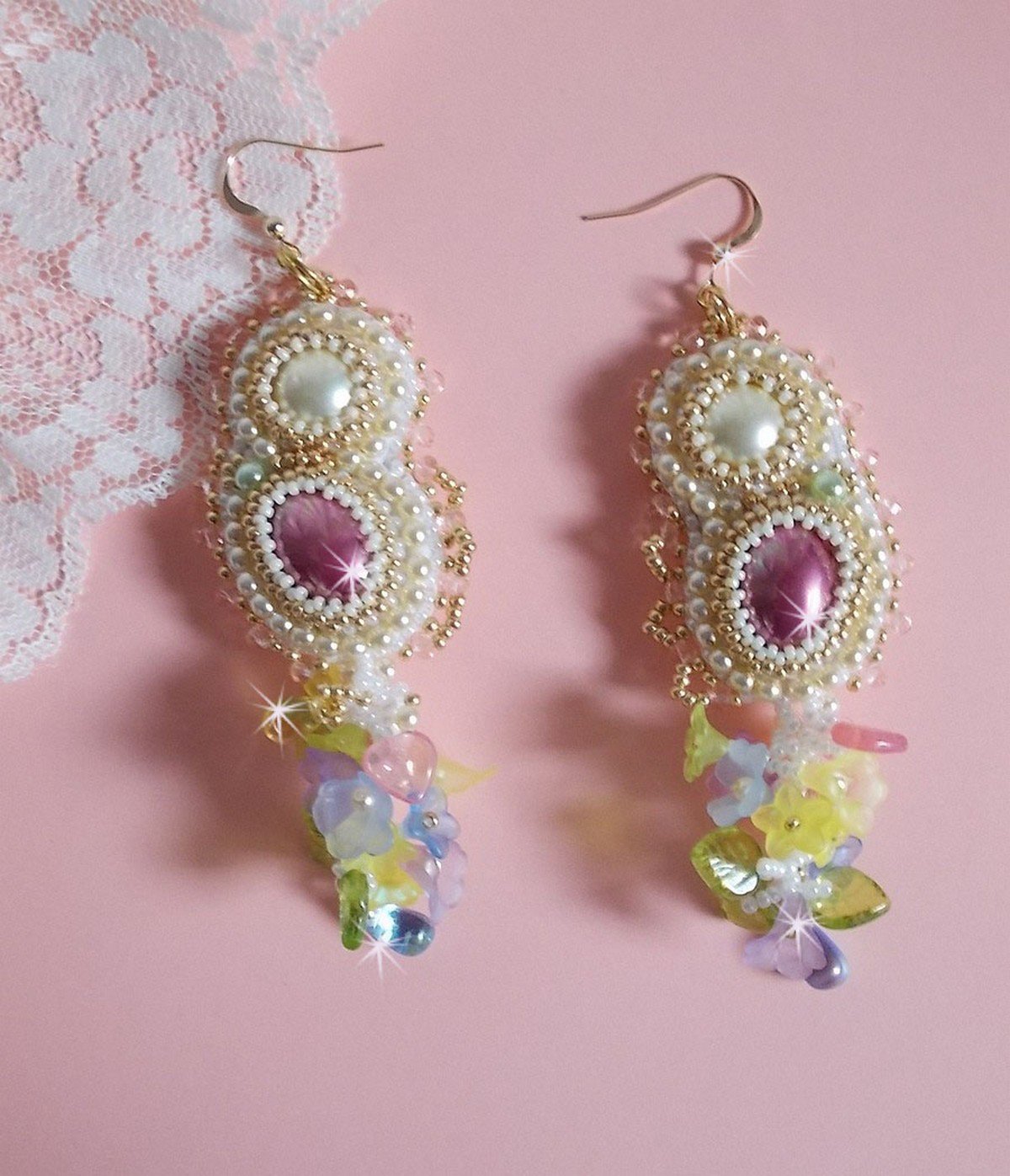 BO Envolée Fleurie ricamato con fiori di lucite, cabochon di resina, perline tonde appiattite, perline e ganci per orecchie in oro 14 carati.