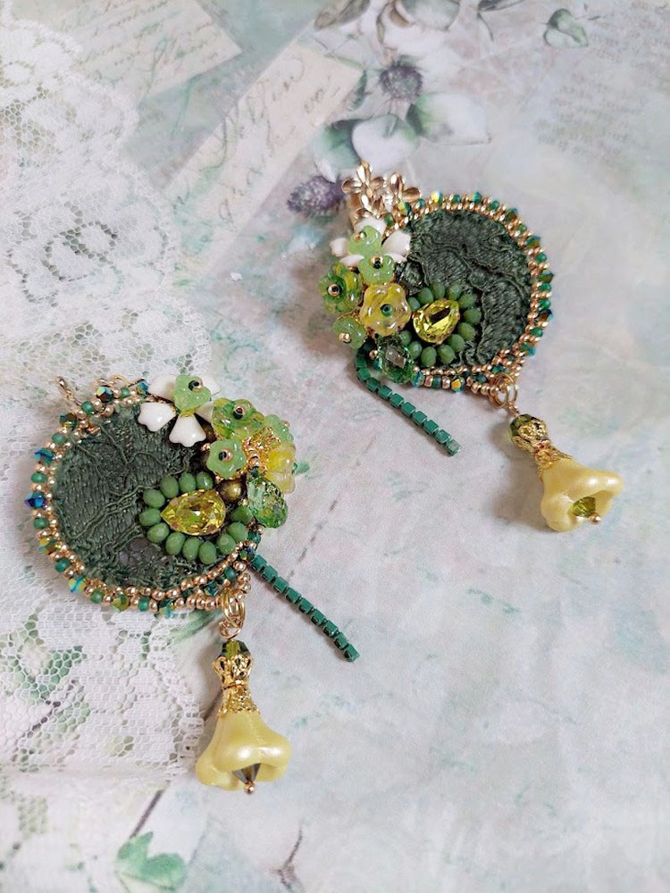 BO Espoir brod&eacute;es avec fleurs et rondes aplaties verres, dentelle, perles Cristal Swarovski