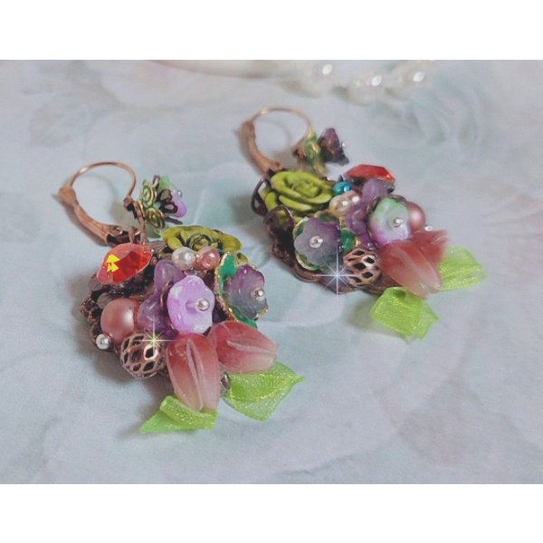 BO Fantasia di fiori creata con cristalli, perle rotonde, perline, campanelle di resina, vetro e nastro di organza Anice