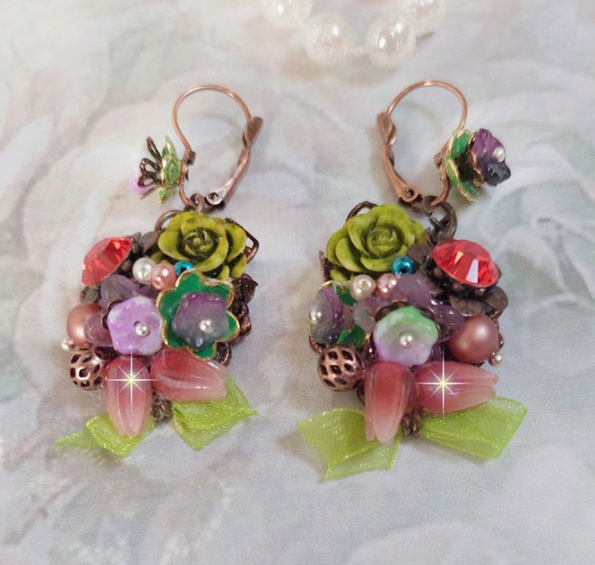 BO Fantasia di fiori creata con cristalli, perle rotonde, perline, campanelle di resina, vetro e nastro di organza Anice