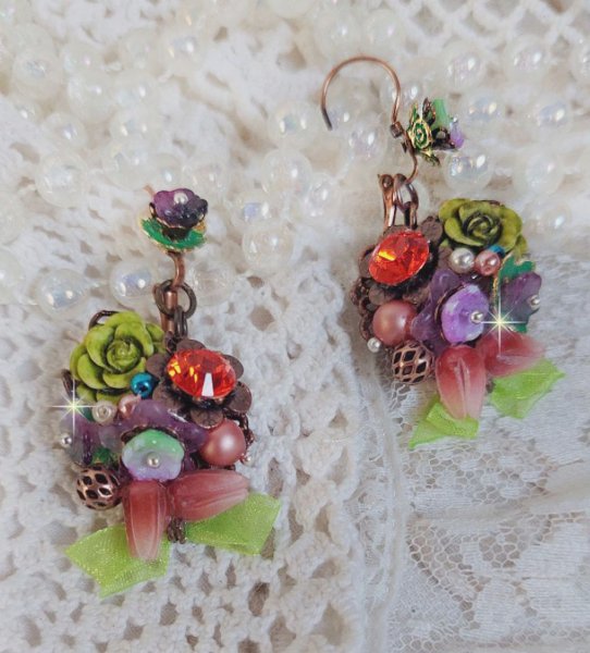 BO Fantasia di fiori creata con cristalli, perle rotonde, perline, campanelle di resina, vetro e nastro di organza Anice