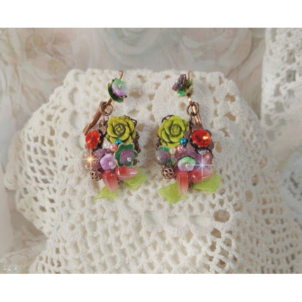 BO Fantasia di fiori creata con cristalli, perle rotonde, perline, campanelle di resina, vetro e nastro di organza Anice