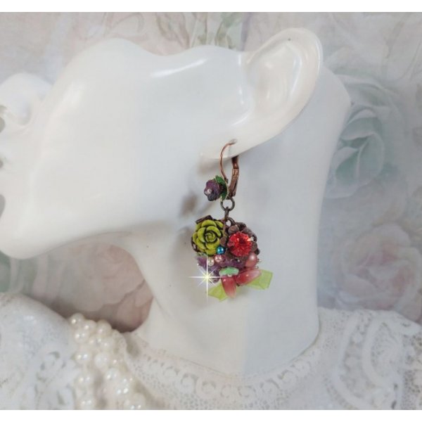 BO Fantasia di fiori creata con cristalli, perle rotonde, perline, campanelle di resina, vetro e nastro di organza Anice