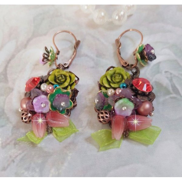 BO Fantasia di fiori creata con cristalli, perle rotonde, perline, campanelle di resina, vetro e nastro di organza Anice