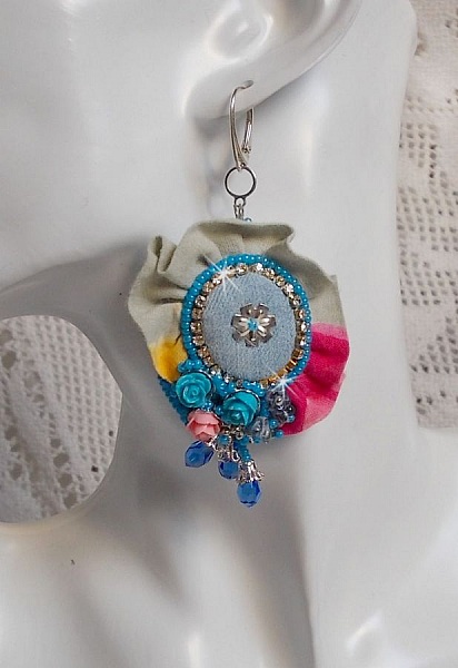 BO Far West ricamato con tessuto denim, rose in resina, cristalli Swarovski, perline varie, perline di semi e traversine in argento 925/1000 e altre perline