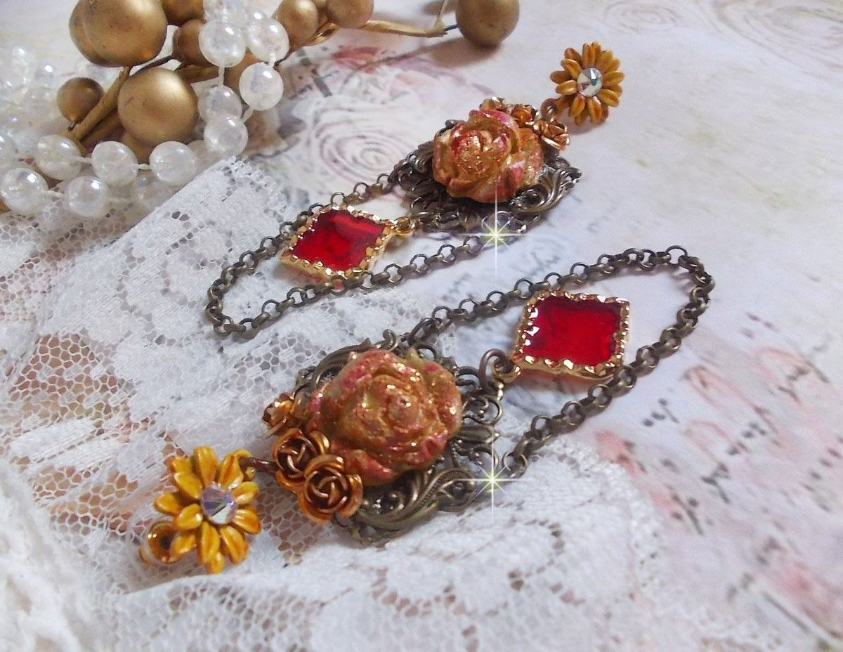 BO Feu de Lumière avec des cabochons roses de couleur Jaune et rouge en porcelaine, cristaux, montés sur estampes, feuilles en laiton, boucles marguerites émaillées et pendentifs vitrail Rouge