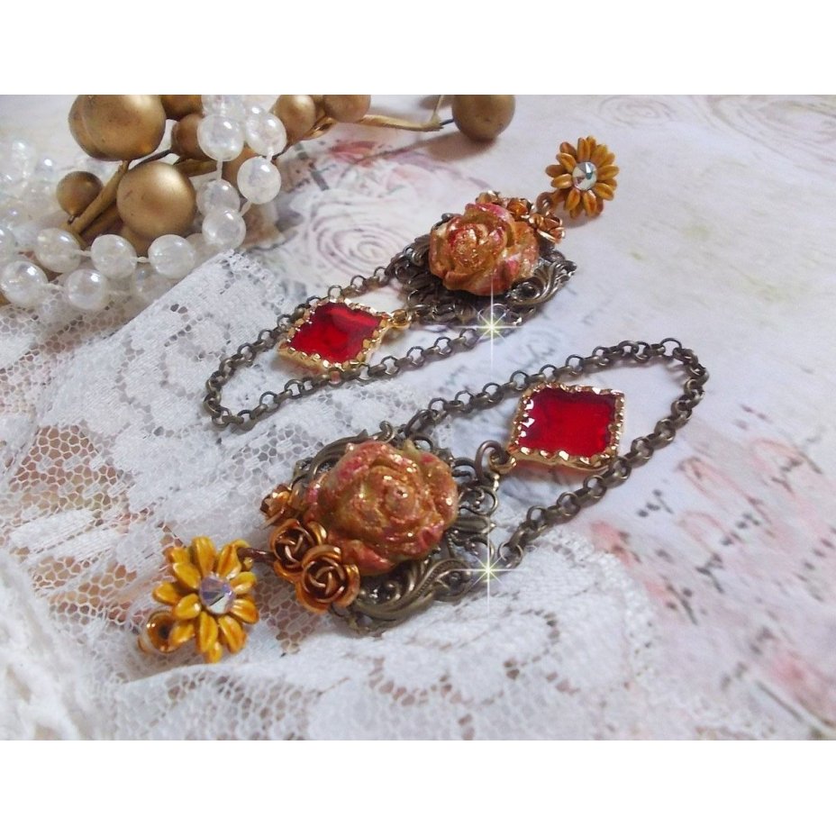 BO Feu de Lumière avec des cabochons roses de couleur Jaune et rouge en porcelaine, cristaux, montés sur estampes, feuilles en laiton, boucles marguerites émaillées et pendentifs vitrail Rouge