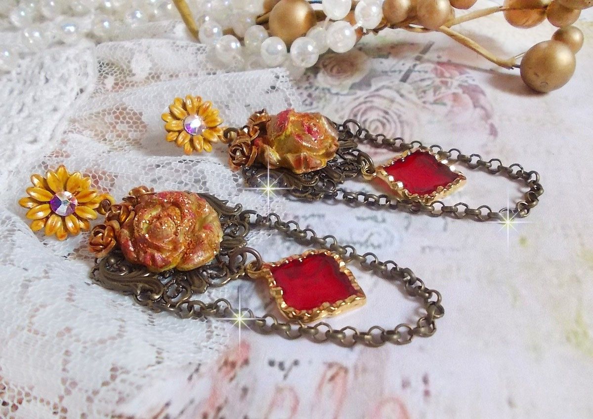 BO Feu de Lumière avec des cabochons roses de couleur Jaune et rouge en porcelaine, cristaux, montés sur estampes, feuilles en laiton, boucles marguerites émaillées et pendentifs vitrail Rouge