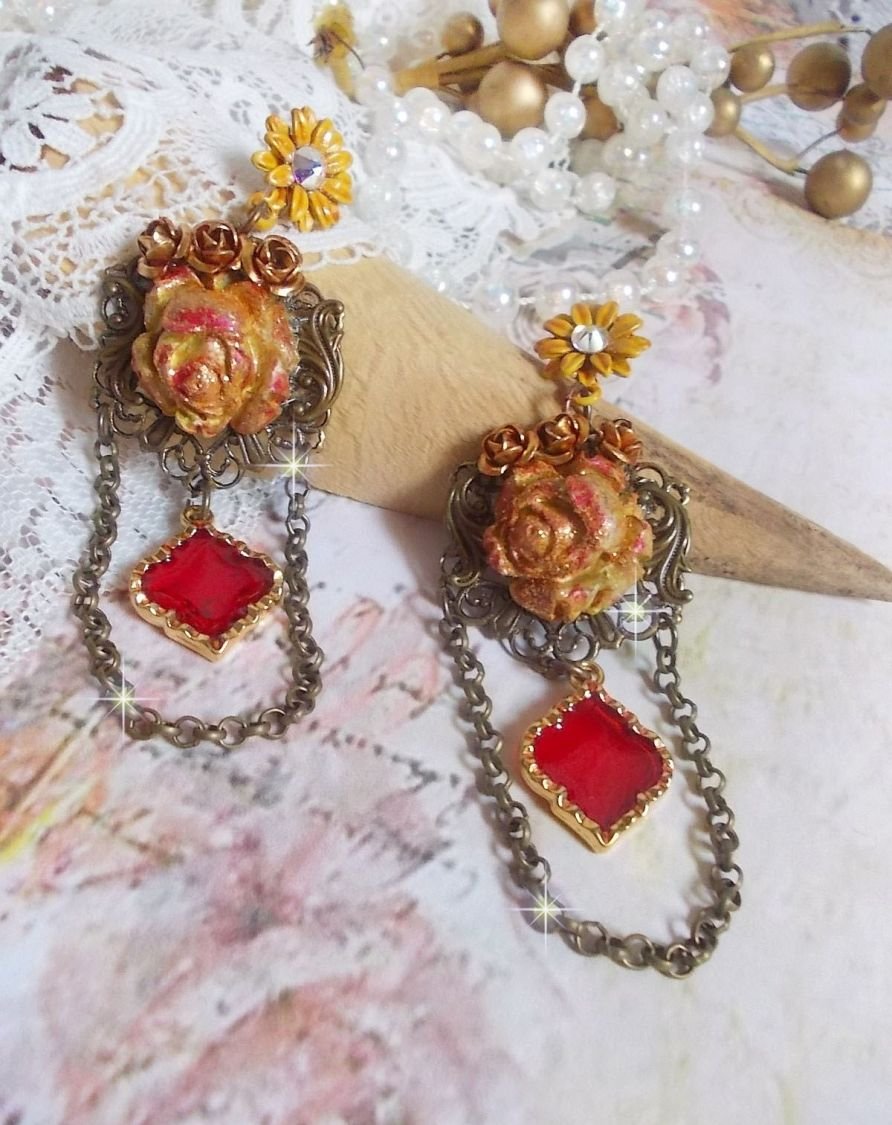 BO Feu de Lumière avec des cabochons roses de couleur Jaune et rouge en porcelaine, cristaux, montés sur estampes, feuilles en laiton, boucles marguerites émaillées et pendentifs vitrail Rouge