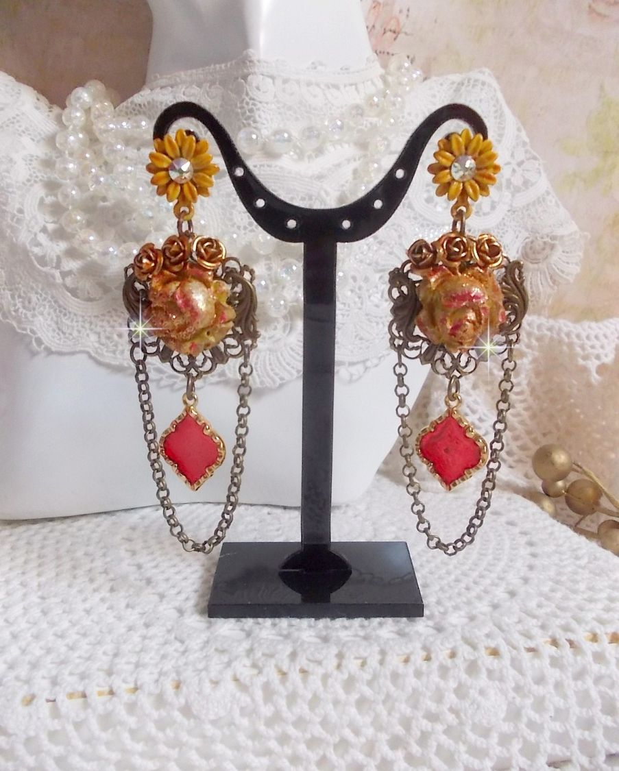 BO Feu de Lumière avec des cabochons roses de couleur Jaune et rouge en porcelaine, cristaux, montés sur estampes, feuilles en laiton, boucles marguerites émaillées et pendentifs vitrail Rouge