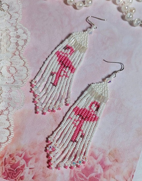 BO Les Flamants Blancs et Roses mont&eacute;es aux rocailles de qualit&eacute; en verre. Couleurs : Blanc et Rose. S&rsquo;ajoute aux rocailles des toupies Blanches. Le tout est associ&eacute; &agrave; des crochets en argent 925.