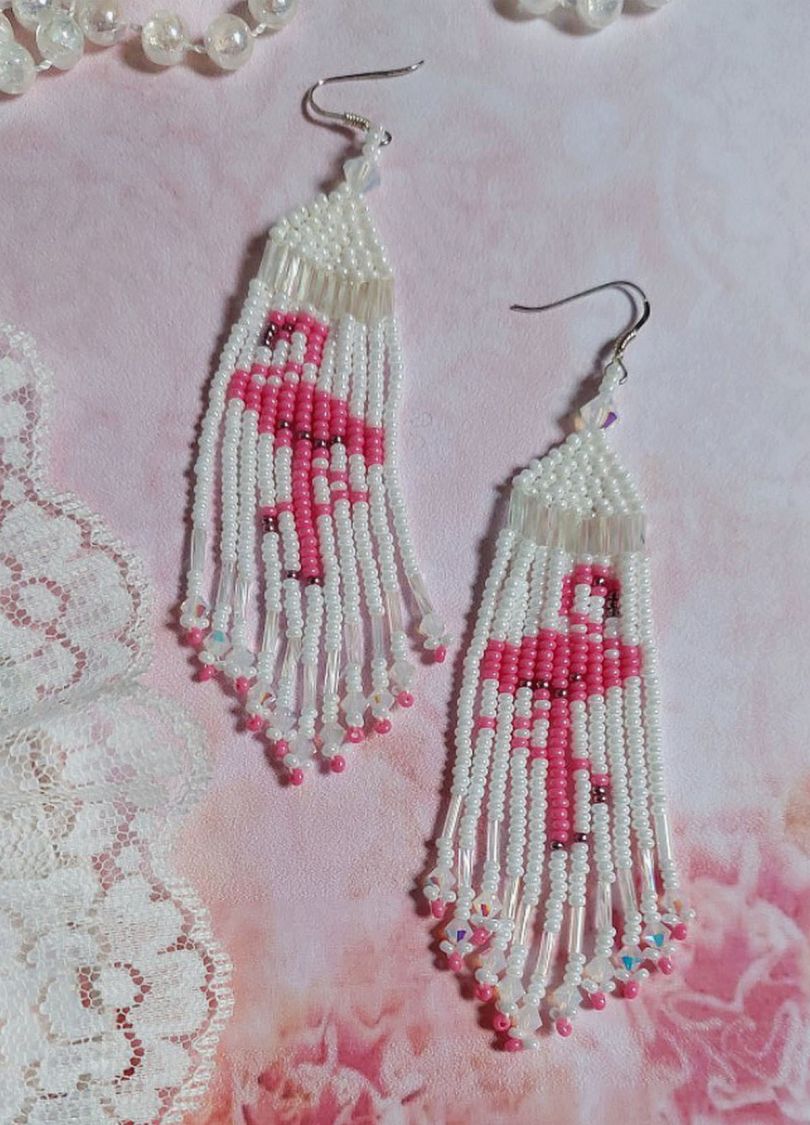 BO Les Flamants Blancs et Roses montées aux rocailles de qualité en verre. Couleurs : Blanc et Rose. S’ajoute aux rocailles des toupies Blanches. Le tout est associé à des crochets en argent 925.