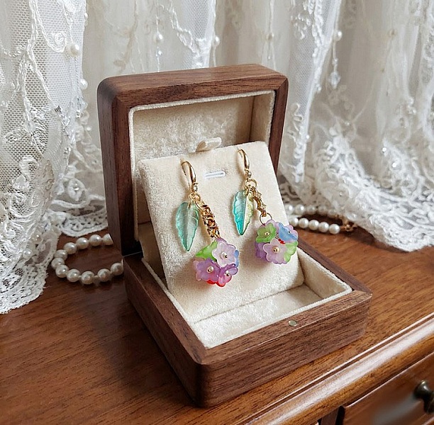 BO Fleurettes cr&eacute;&eacute;es avec fleurs synth&eacute;tiques, perles verres et Cristaux de Swarovski