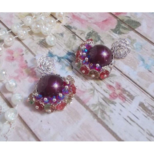 BO Fleurs de Cabaret avec des cabochons ronds Bordeaux en cristal de Swarovski, des toupies Fuschia, des fleurs clochettes en verre sur une base pendentif argent&eacute;e et des clous d'oreilles en m&eacute;tal