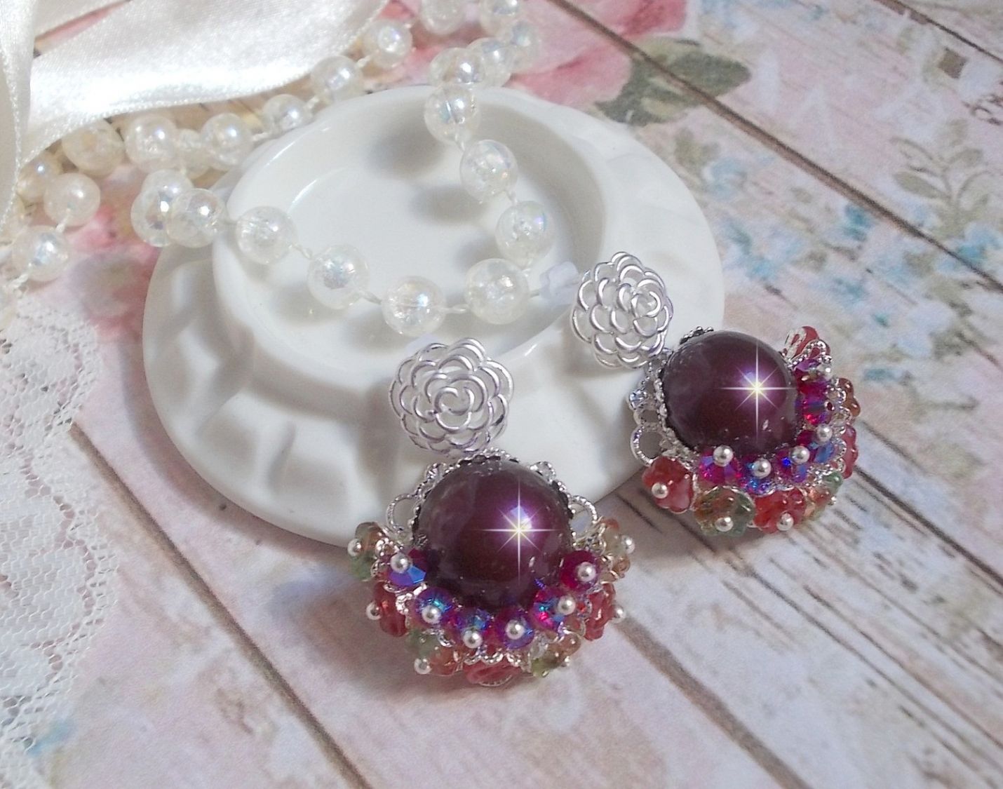 BO Fleurs de Cabaret avec des cabochons ronds Bordeaux en cristal de Swarovski, des toupies Fuschia, des fleurs clochettes en verre sur une base pendentif argentée et des clous d'oreilles en métal