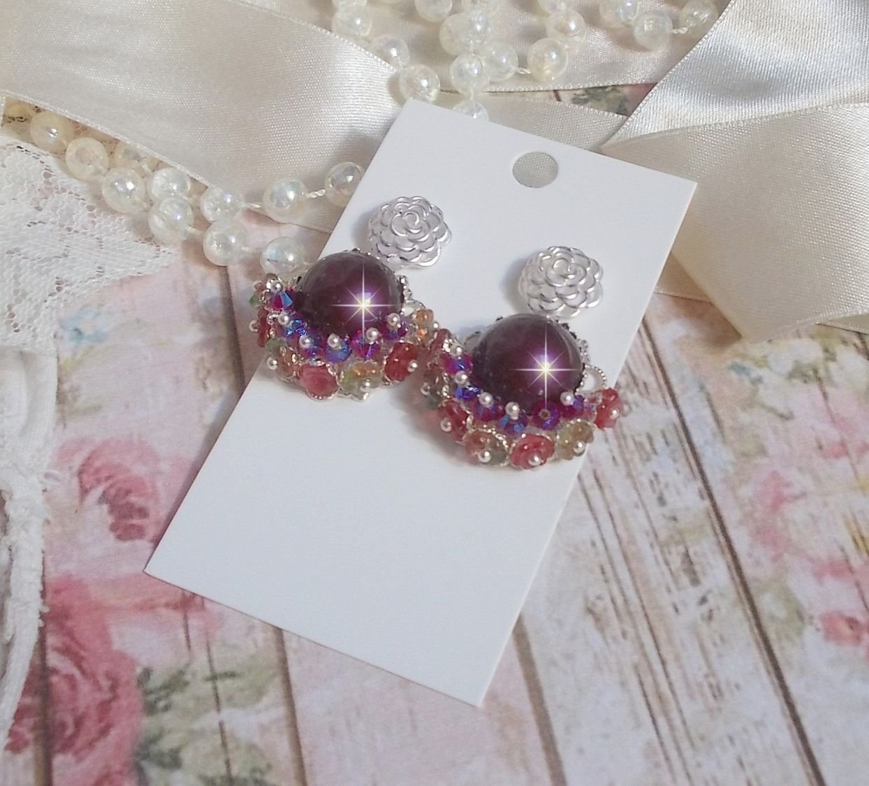 BO Fleurs de Cabaret avec des cabochons ronds Bordeaux en cristal de Swarovski, des toupies Fuschia, des fleurs clochettes en verre sur une base pendentif argentée et des clous d'oreilles en métal