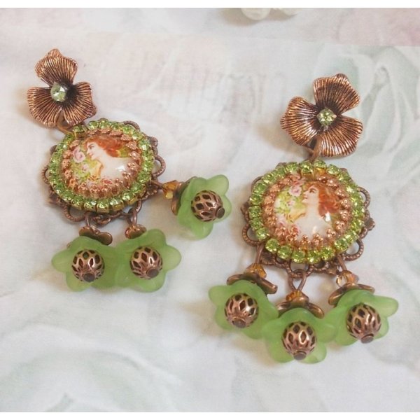 BO Forest of Flowers creato con fiori di lucite, cabochon di lente d'ingrandimento, cristalli, stampe e accessori vari.