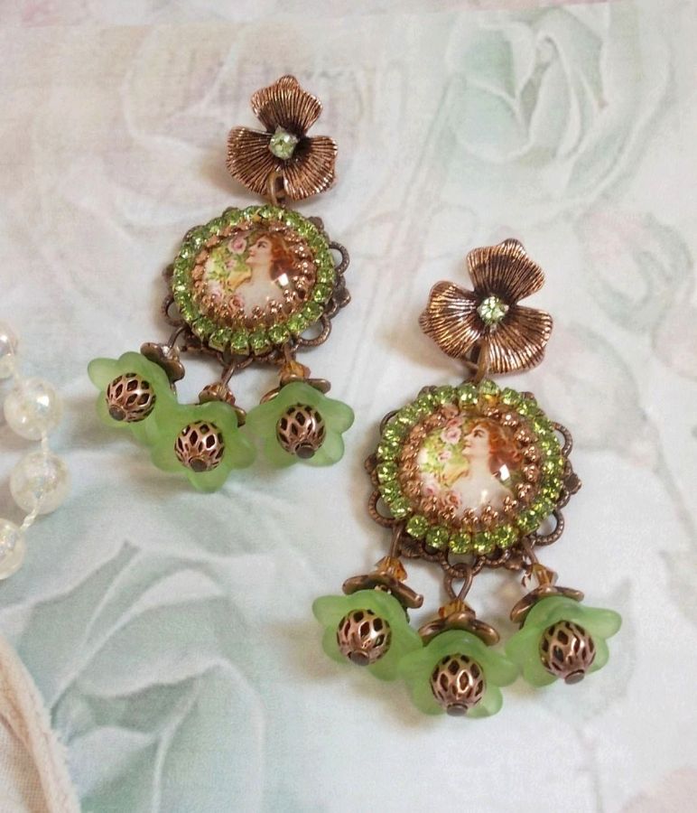 BO Forest of Flowers creato con fiori di lucite, cabochon di lente d'ingrandimento, cristalli, stampe e accessori vari.