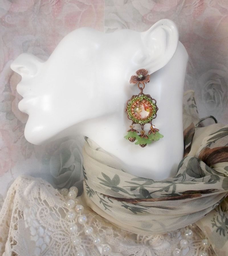 BO Forest of Flowers creato con fiori di lucite, cabochon di lente d'ingrandimento, cristalli, stampe e accessori vari.