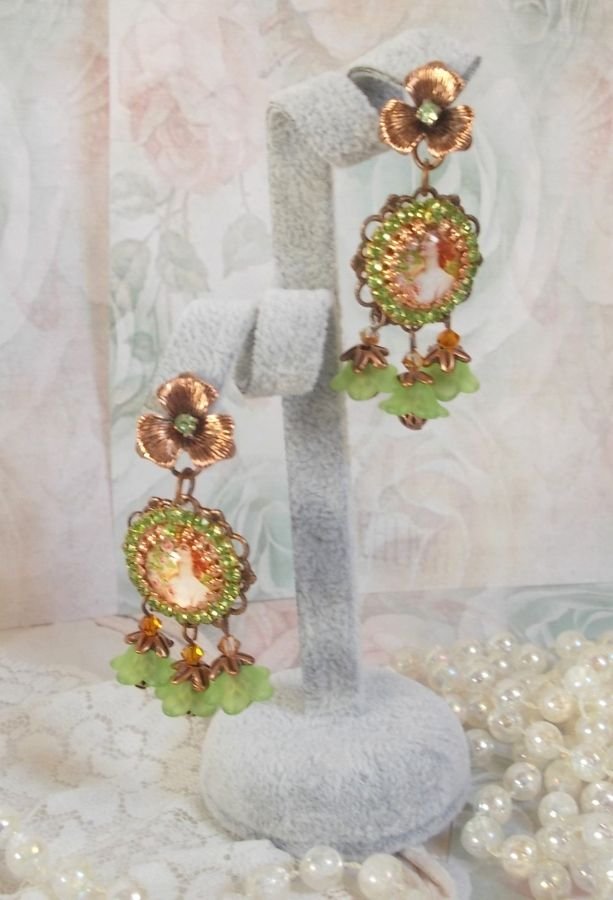 BO Forest of Flowers creato con fiori di lucite, cabochon di lente d'ingrandimento, cristalli, stampe e accessori vari.