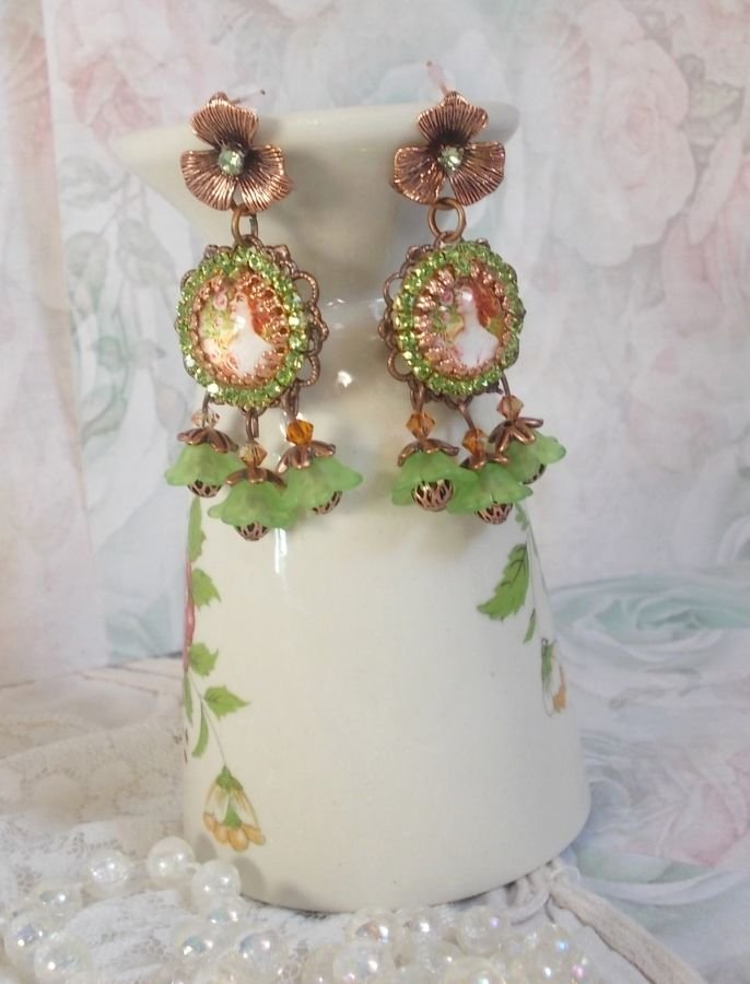 BO Forest of Flowers creato con fiori di lucite, cabochon di lente d'ingrandimento, cristalli, stampe e accessori vari.