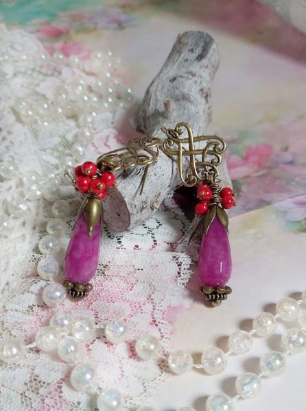 BO Framboises mont&eacute;es avec des perles en Jade, clous, rondelles, coupelles et crochets d'oreilles estampes 