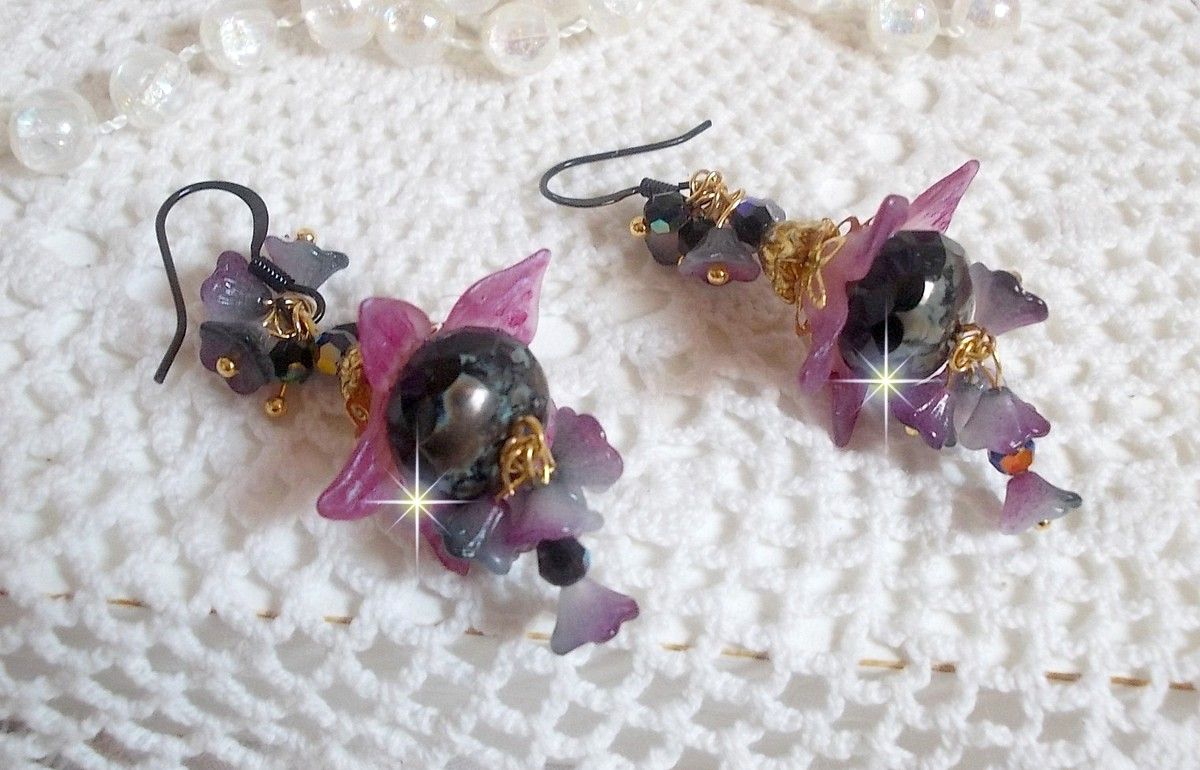 BO Funky Black creato con fiori di lucite dipinti a mano in viola, cristalli, perline di vetro e vari accessori in oro e nero.