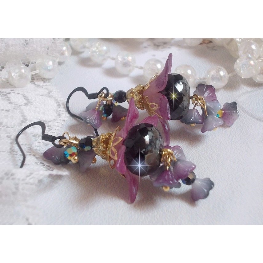 BO Funky Black creato con fiori di lucite dipinti a mano in viola, cristalli, perline di vetro e vari accessori in oro e nero.
