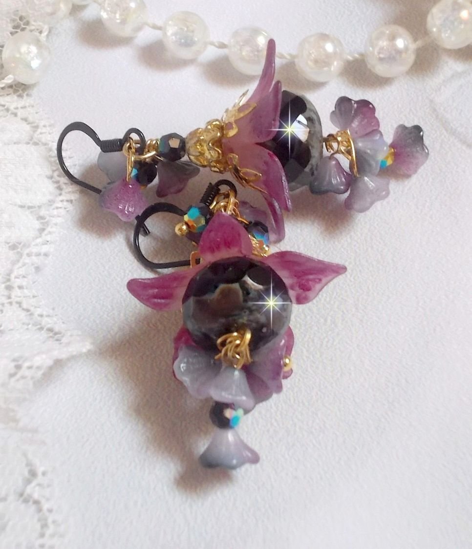 BO Funky Black creato con fiori di lucite dipinti a mano in viola, cristalli, perline di vetro e vari accessori in oro e nero.