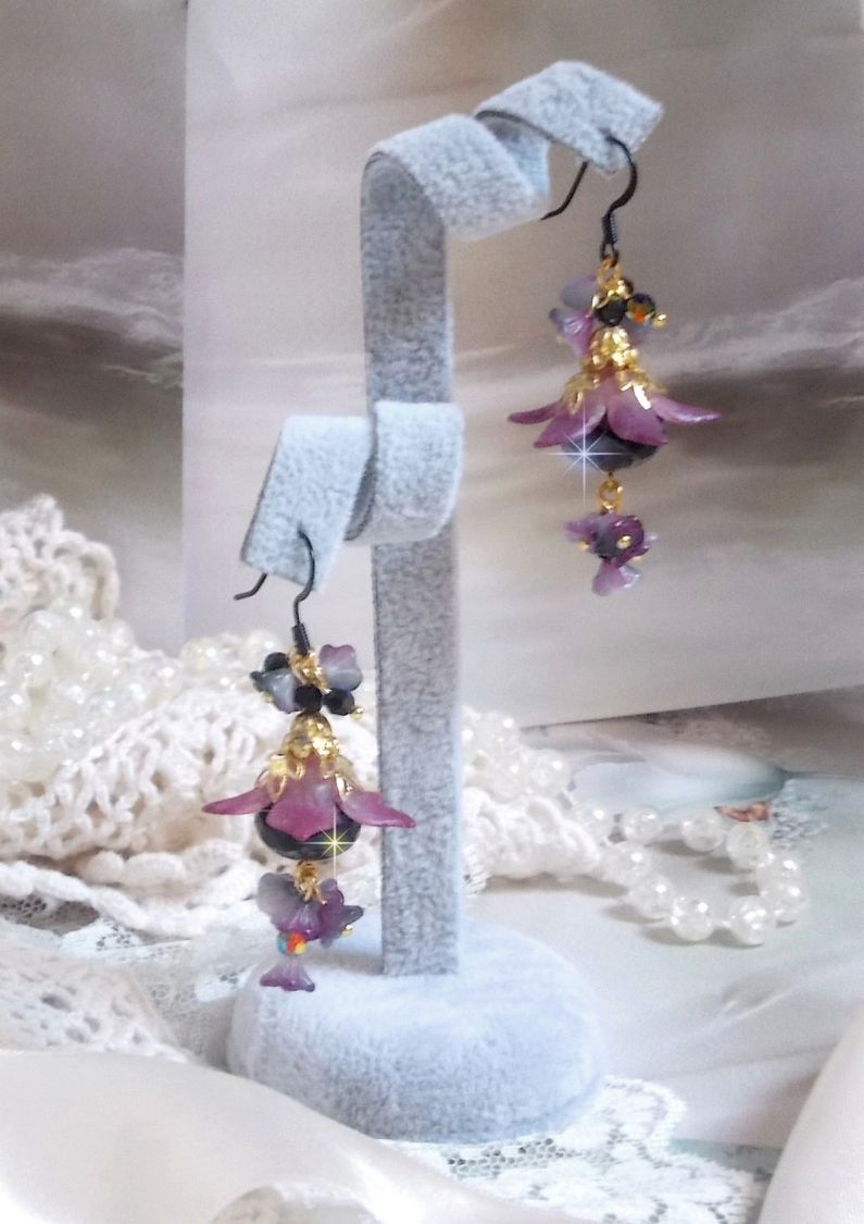 BO Funky Black creato con fiori di lucite dipinti a mano in viola, cristalli, perline di vetro e vari accessori in oro e nero.