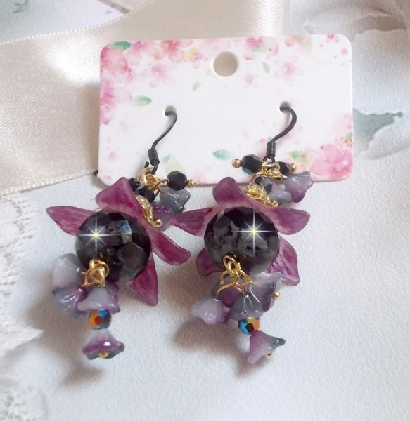 BO Funky Black creato con fiori di lucite dipinti a mano in viola, cristalli, perline di vetro e vari accessori in oro e nero.